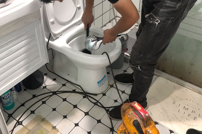 陈巴尔虎疏通下水道